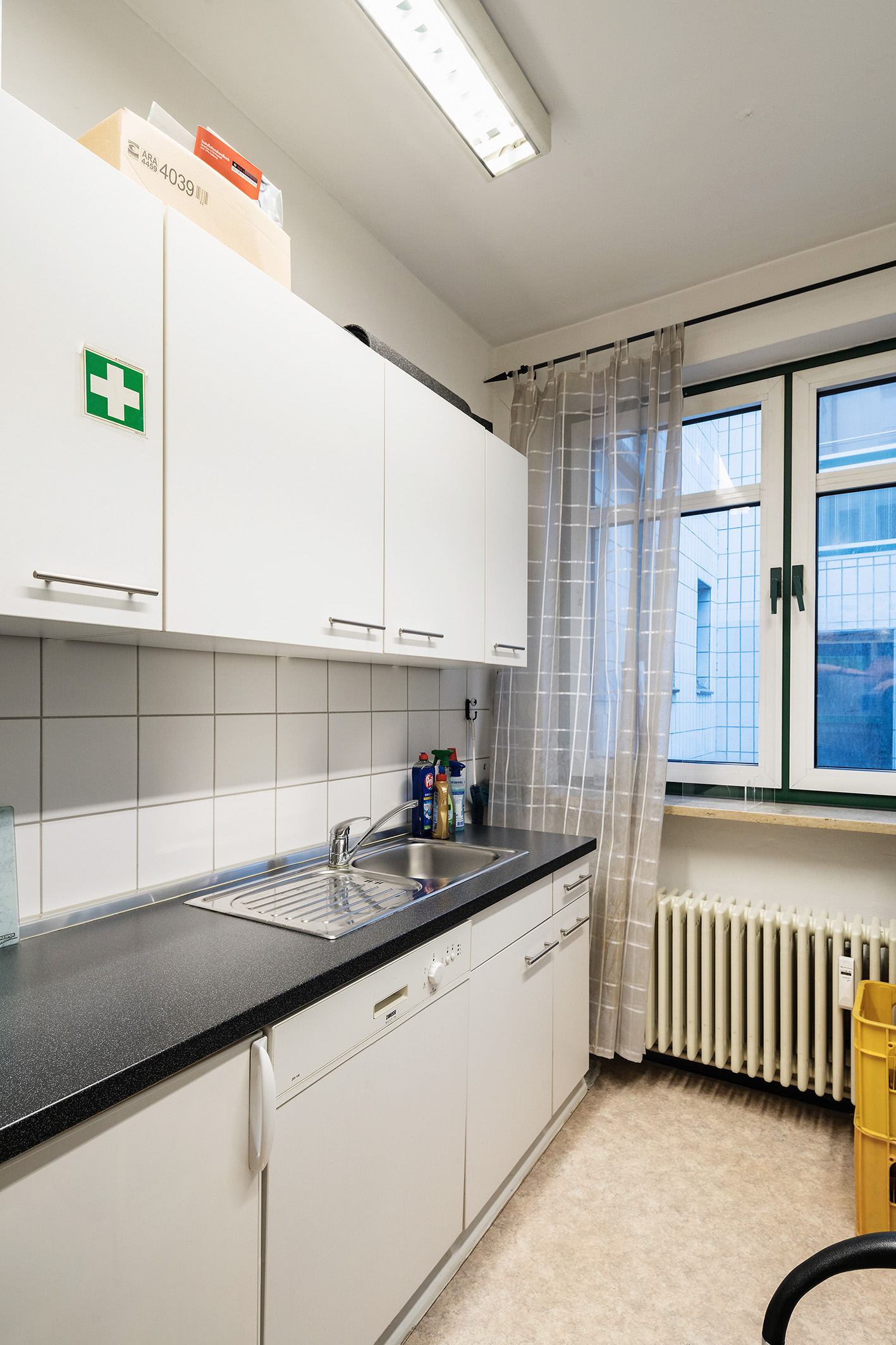 Direkt vom Eigentürmer: flexibel gestaltbare & helle Laden-/Bürofläche in zentraler Lage - ehemalige Innenansicht Küche