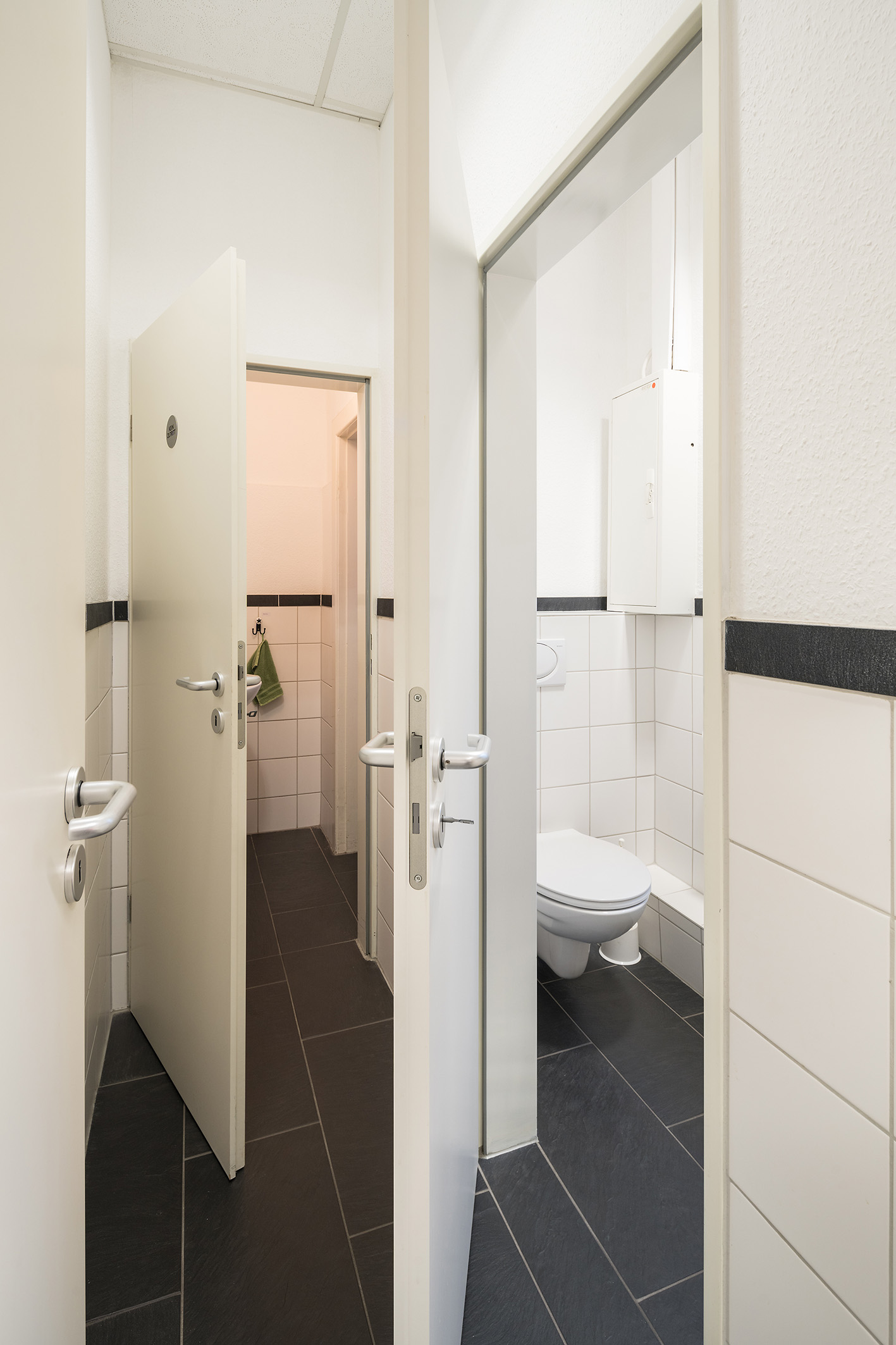 Direkt vom Eigentürmer: flexibel gestaltbare & helle Laden-/Bürofläche in zentraler Lage - ehemalige Innenansicht WC
