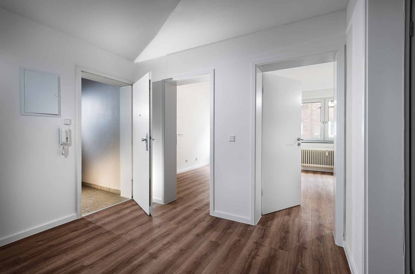 Direkt von Eigentümer: Moderne, lichtdurchflutete Wohnung in Hochschulnähe - Flur mit Eingang