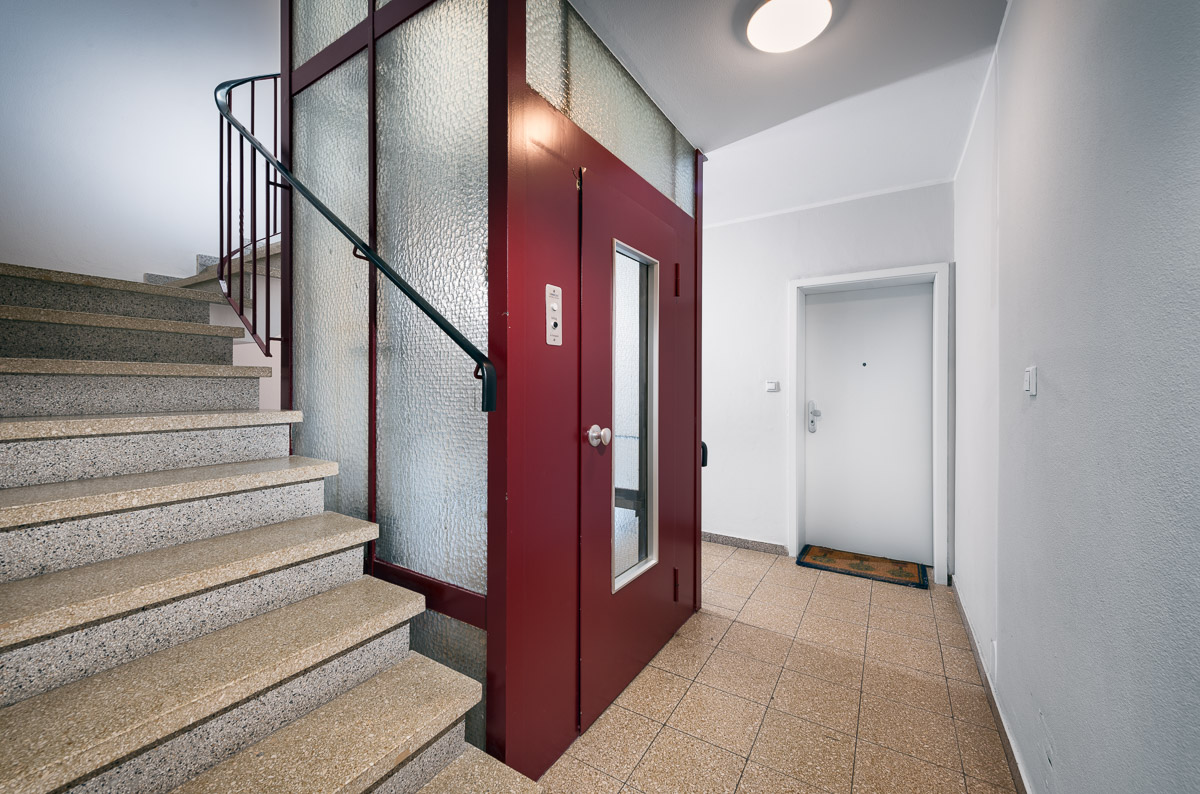 Direkt von Eigentümer: Moderne, lichtdurchflutete Wohnung in Hochschulnähe - Treppenhaus mit Aufzug