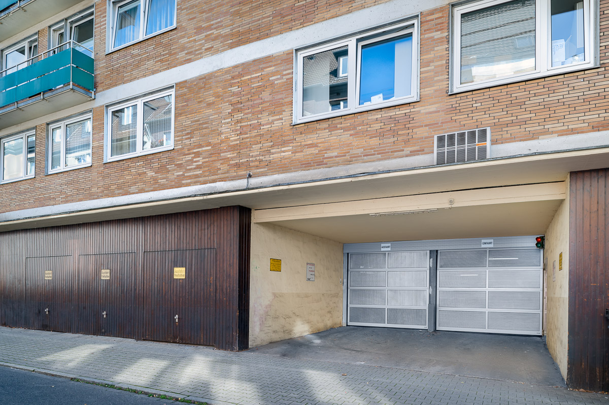Direkt von Eigentümer: Moderne, lichtdurchflutete Wohnung in Hochschulnähe - Garageneinfahrt