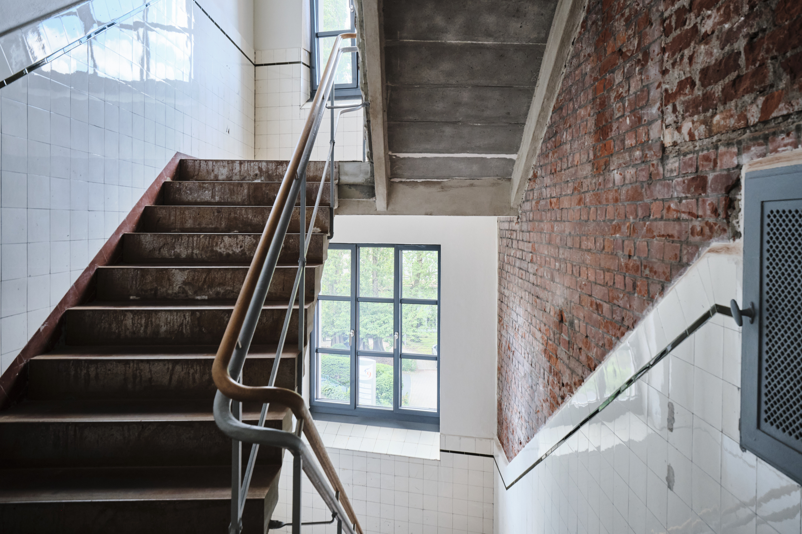 Direkt vom Eigentümer: hochmodernes & großzügiges Büro mit Industriecharme und viel Tageslicht - Treppenhaus