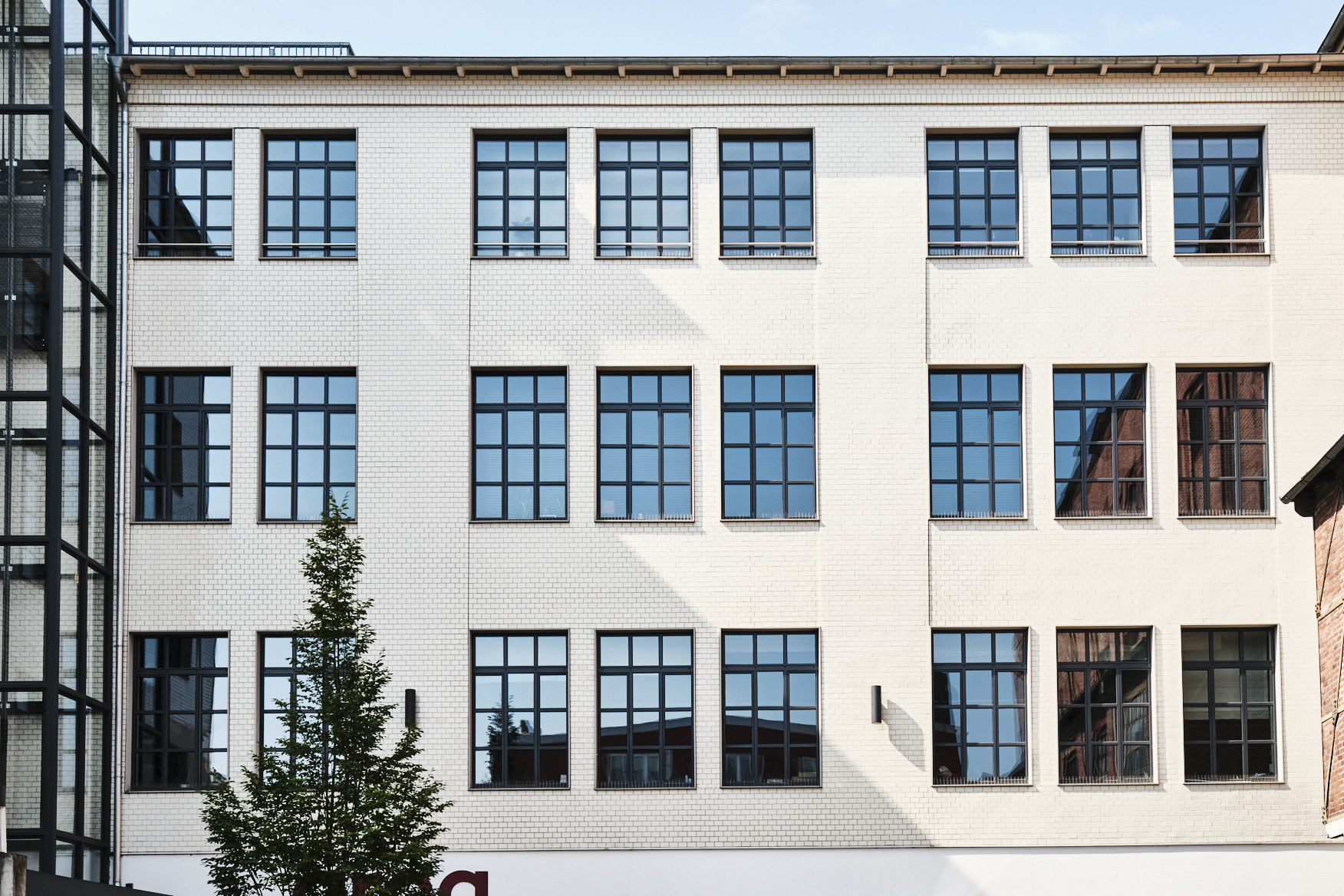 Direkt vom Eigentümer: hochmodernes & großzügiges Büro mit Industriecharme und viel Tageslicht - Fassade