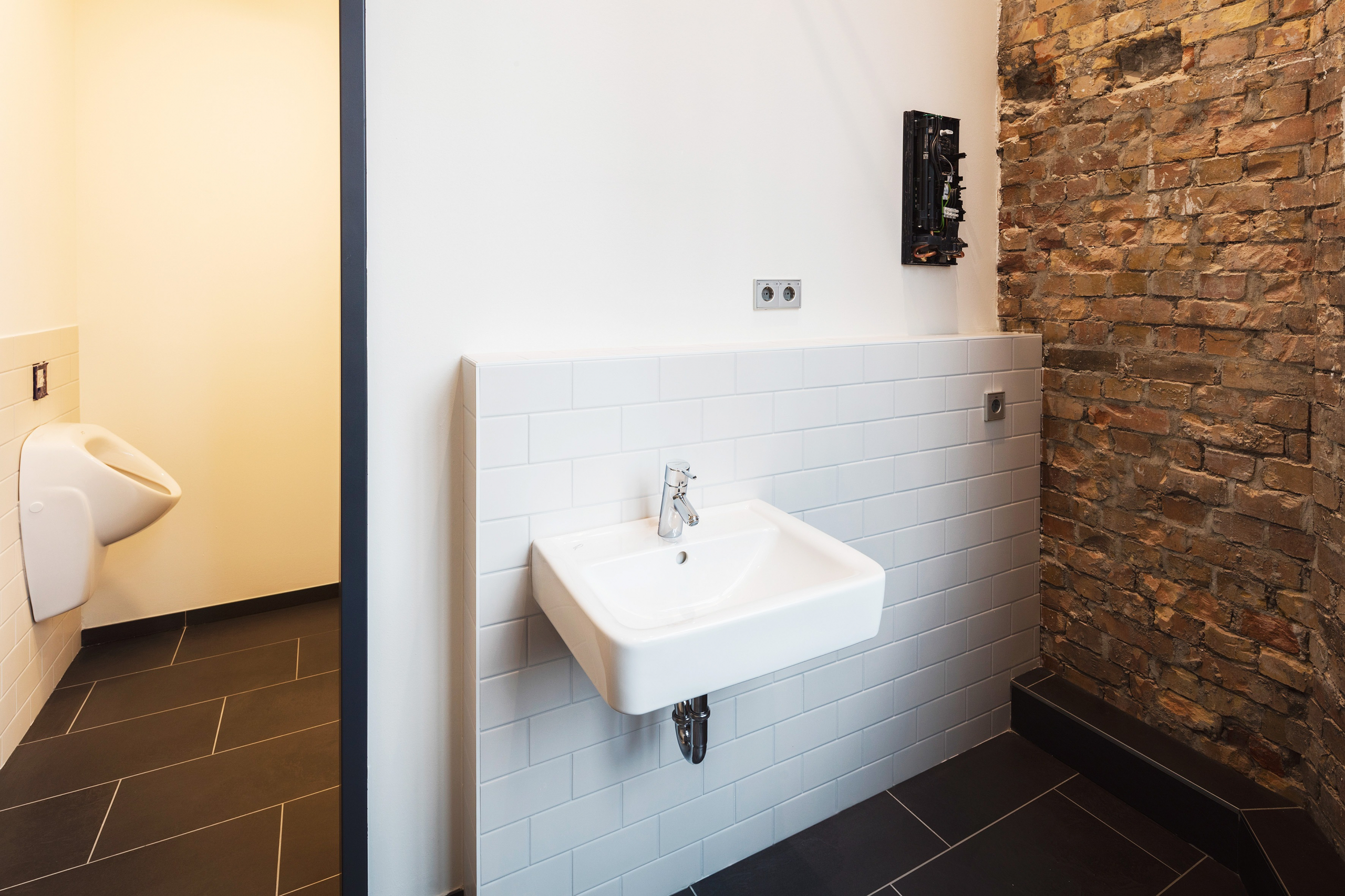 Direkt vom Eigentümer: hochmodernes & großzügiges Büro mit Industriecharme und viel Tageslicht - WC