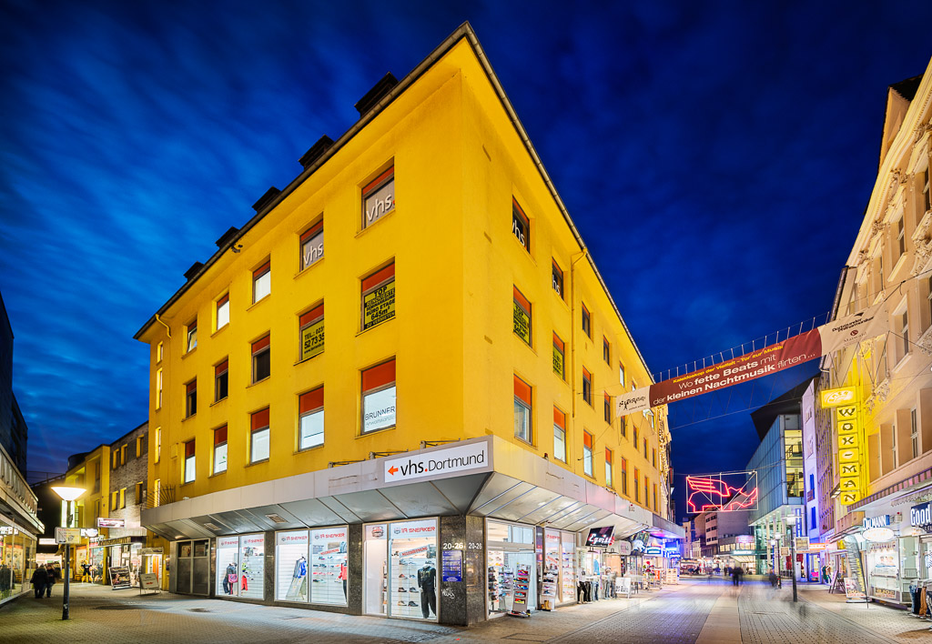Direkt vom Eigentümer: Helle Büroflächen im etablierten Geschäftshaus - brueckstrasse-20-26-ecke-totale-abend-web