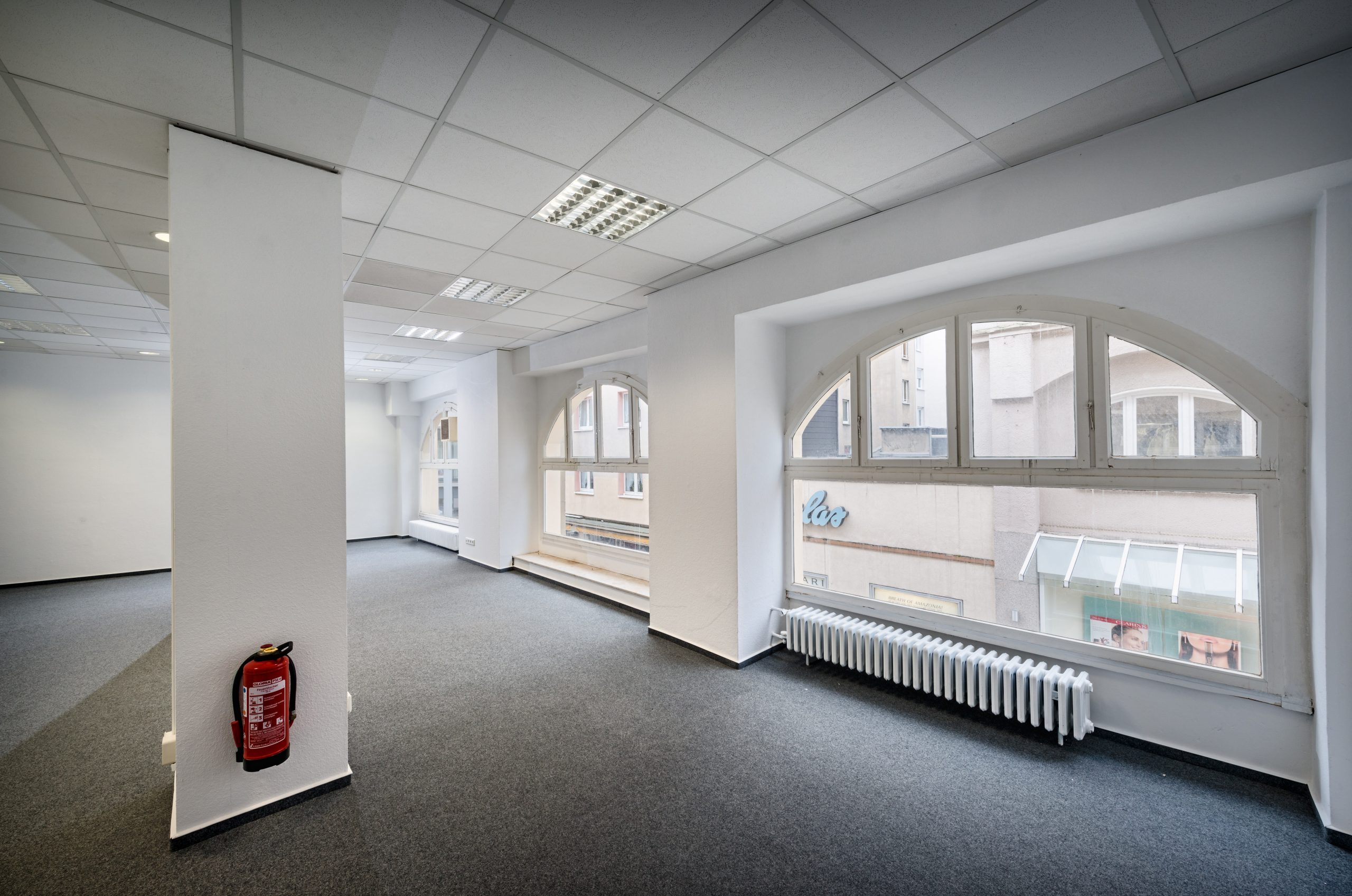 Direkt vom Eigentümer: Verkaufsfläche mit großzügiger Bürofläche in 1a-Lage - Bürofläche zur Lindenstraße