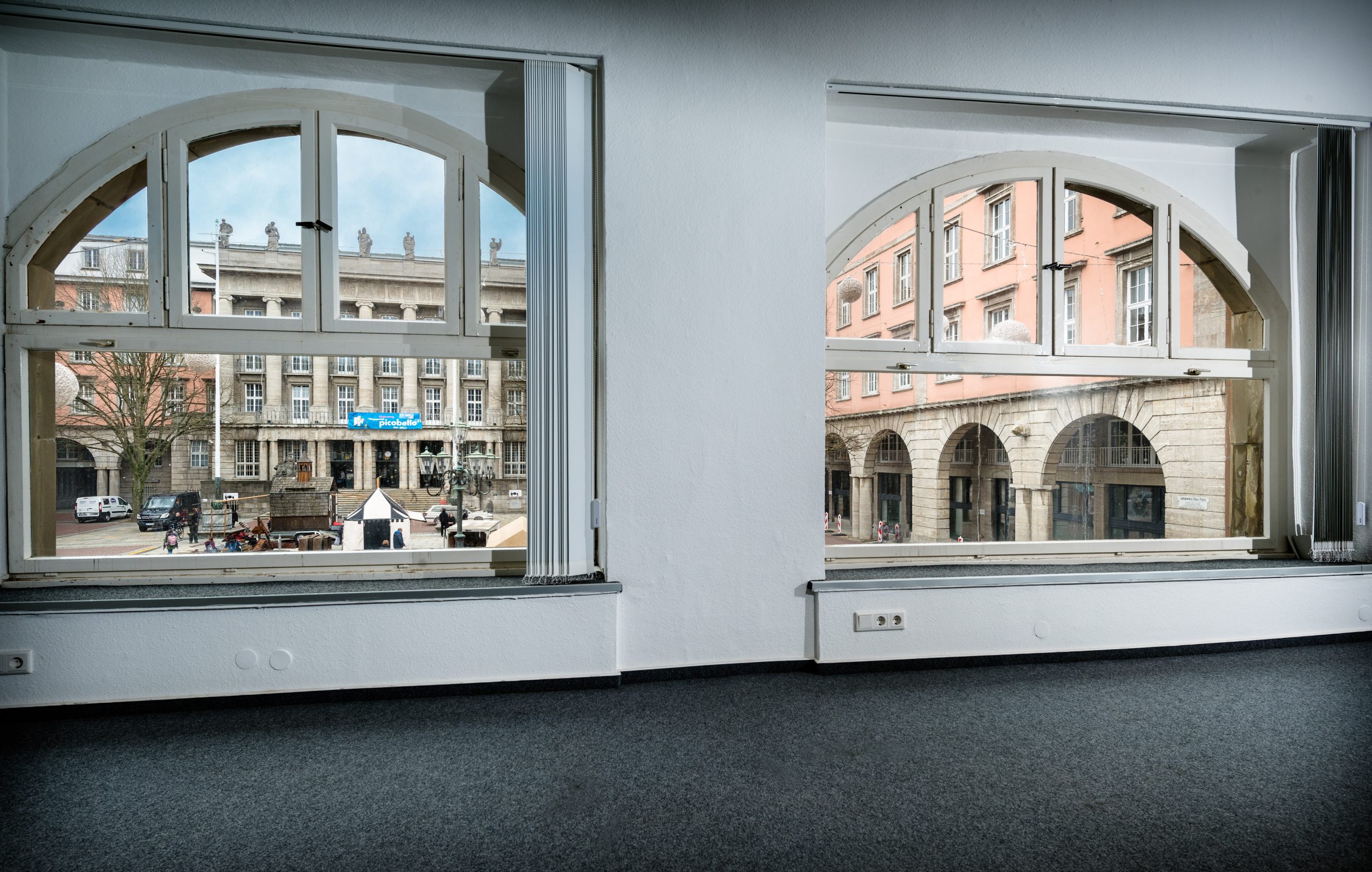 Direkt vom Eigentümer: Verkaufsfläche mit großzügiger Bürofläche in 1a-Lage - Ausblick Johannes-Rau-Platz