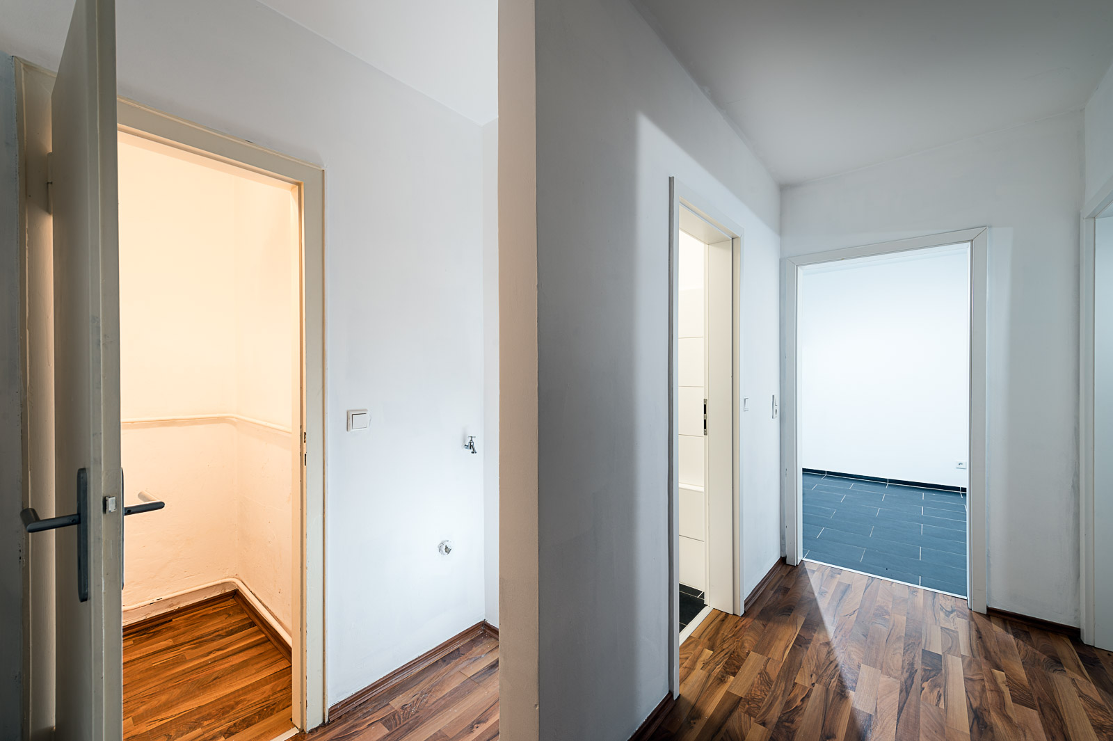 Direkt vom Eigentümer: renovierte, freundliche 2-Zimmer-Wohnung in Innenstadtlage - bissenkamp-9-3og-flur-web