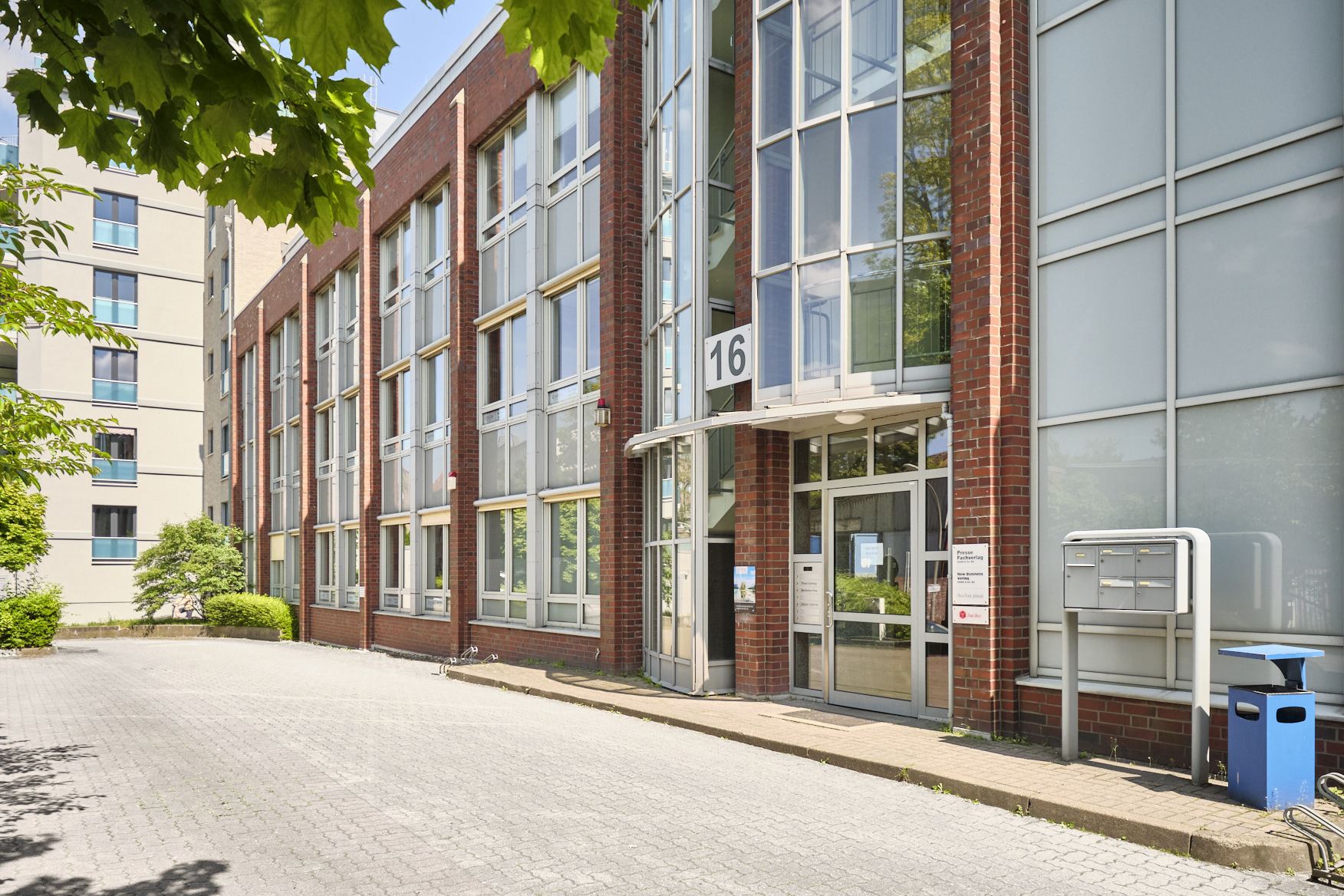 Direkt vom Eigentümer: Attraktives, lichtdurchflutetes Büro mit guten Parkmöglichkeiten - Seitenansicht