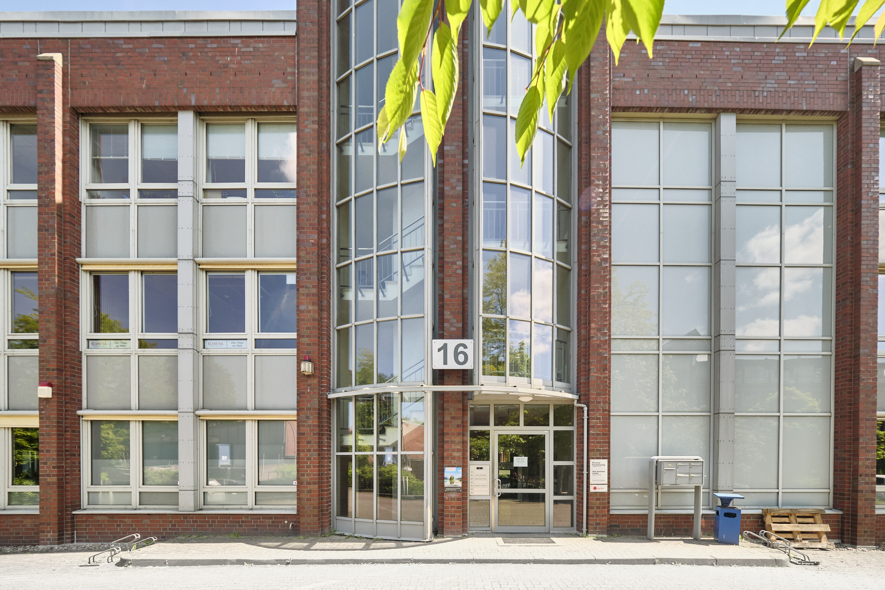 Direkt vom Eigentümer: Attraktives, lichtdurchflutetes Büro mit guten Parkmöglichkeiten - Fassade