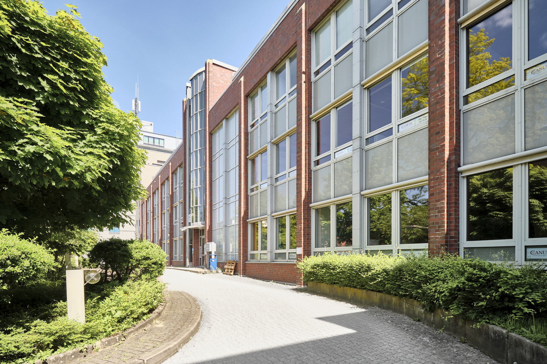 Direkt vom Eigentümer: Attraktives, lichtdurchflutetes Büro mit guten Parkmöglichkeiten - Einfahrt