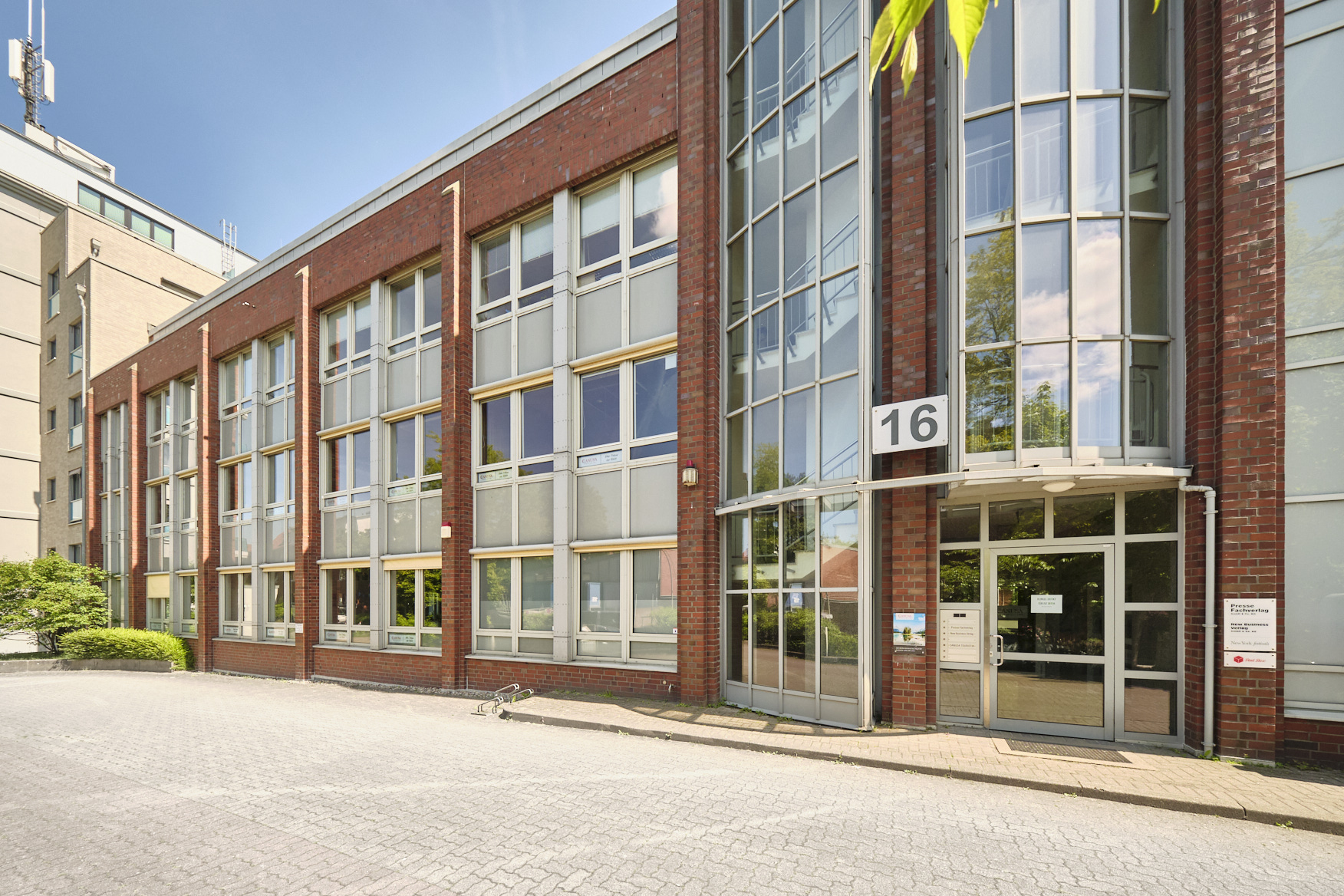 Direkt vom Eigentümer: Attraktives, lichtdurchflutetes Büro mit guten Parkmöglichkeiten - Seitenansicht