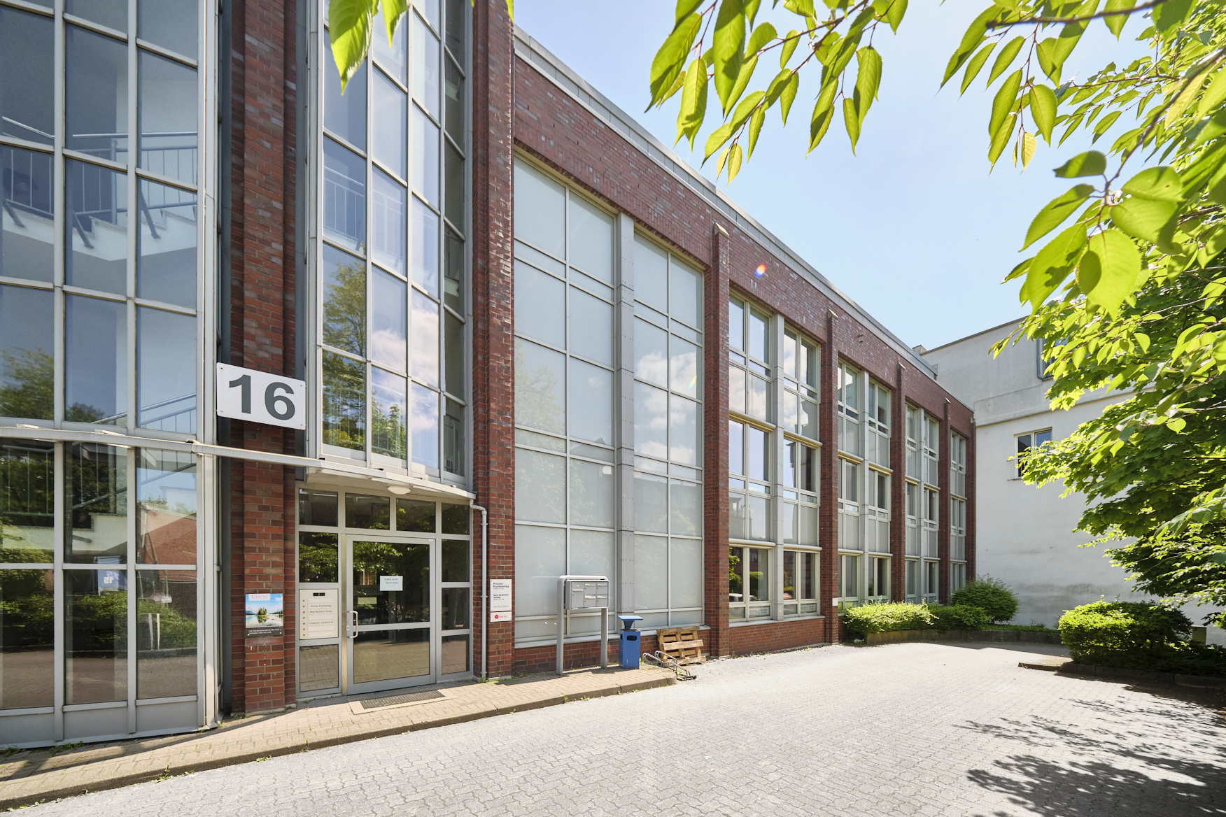 Direkt vom Eigentümer: Attraktives, lichtdurchflutetes Büro mit guten Parkmöglichkeiten - Seitenansicht