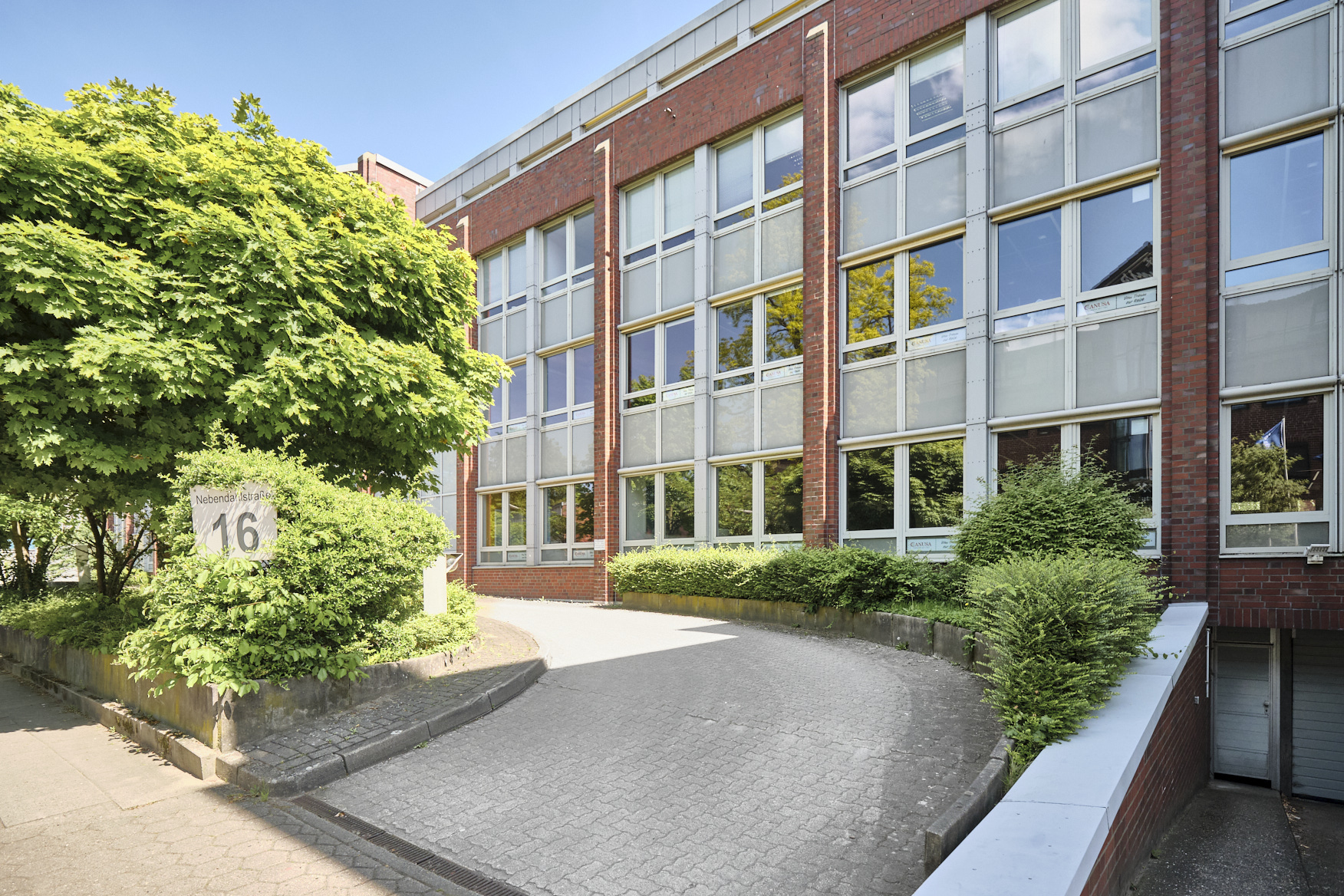 Direkt vom Eigentümer: Attraktives, lichtdurchflutetes Büro mit guten Parkmöglichkeiten - Einfahrt