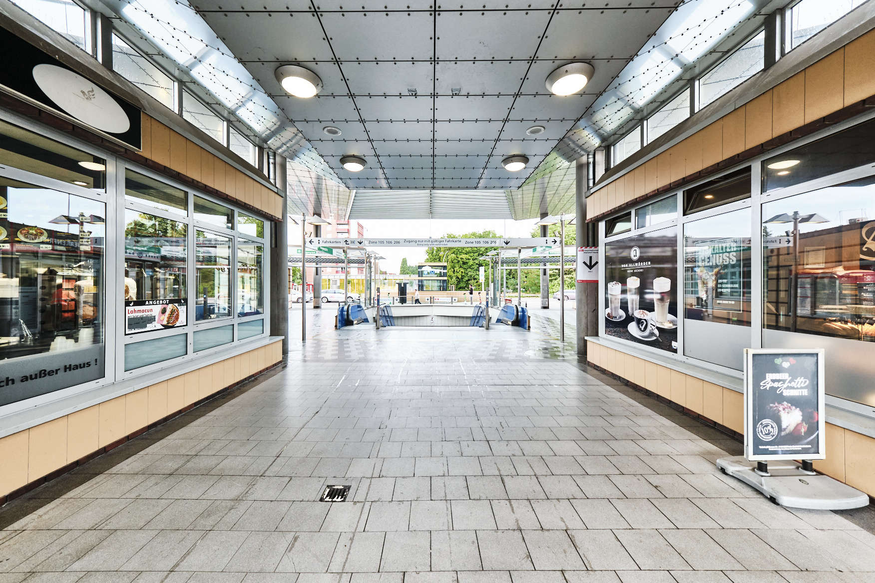Direkt vom Eigentümer: helle Ladenfläche, beste Frontlage am Haupteingang für maximale Sichtbarkeit - Ausgang