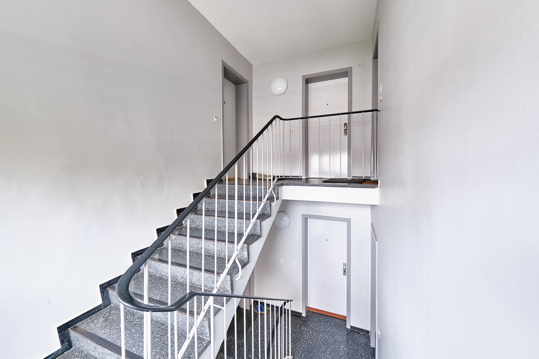 Direkt vom Eigentümer: Lichtdurchflutetes Zuhause mit Charme & Charakter - Treppenhaus