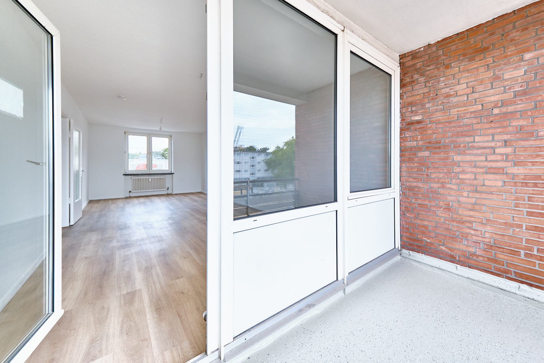 Direkt vom Eigentümer: Lichtdurchflutetes Zuhause mit Charme & Charakter - Balkon