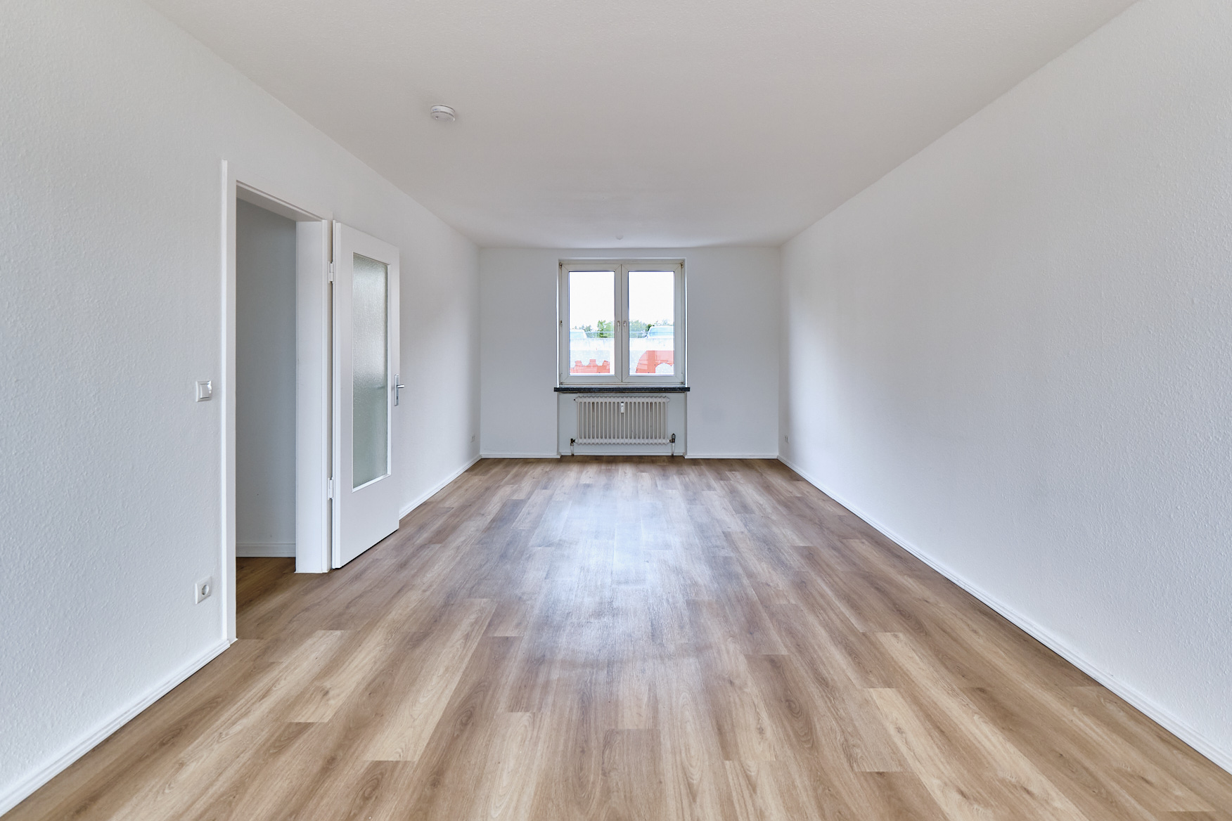 Direkt vom Eigentümer: Lichtdurchflutetes Zuhause mit Charme & Charakter - Wohnzimmer