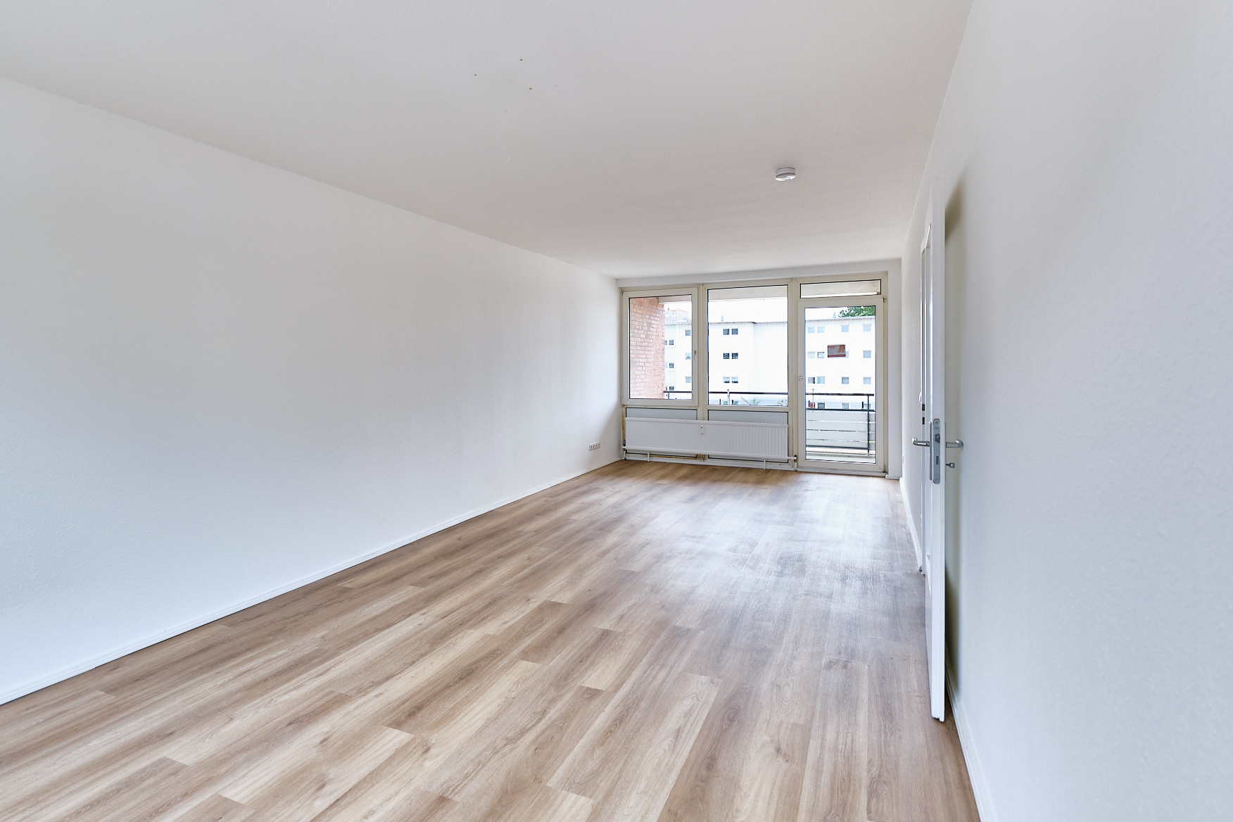 Direkt vom Eigentümer: Lichtdurchflutetes Zuhause mit Charme & Charakter - Wohnzimmer