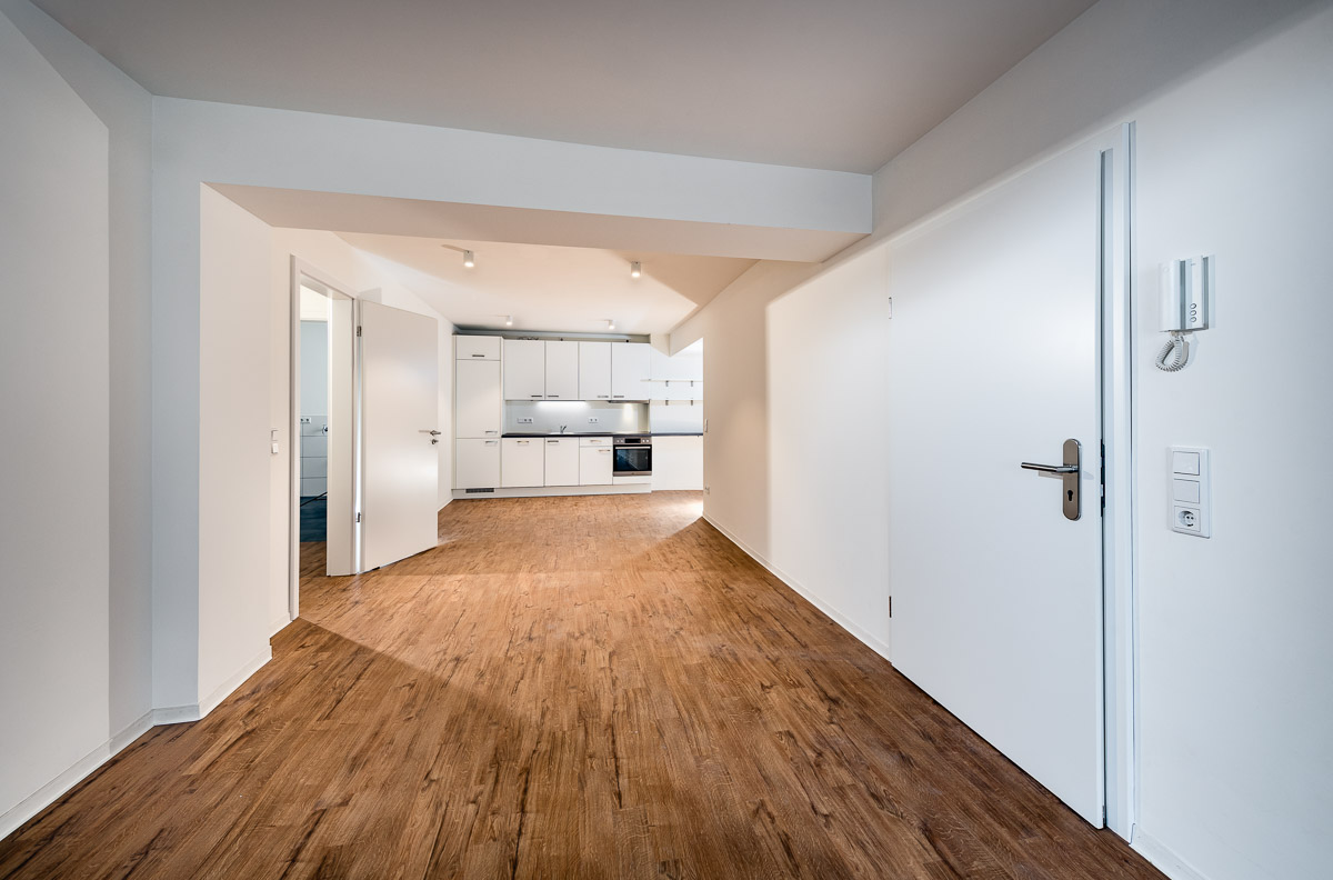 Direkt vom Eigentümer: Moderne 3- Zimmer Wohnung mit EBK - brueckstrasse-28-1og-kueche-eingang-web