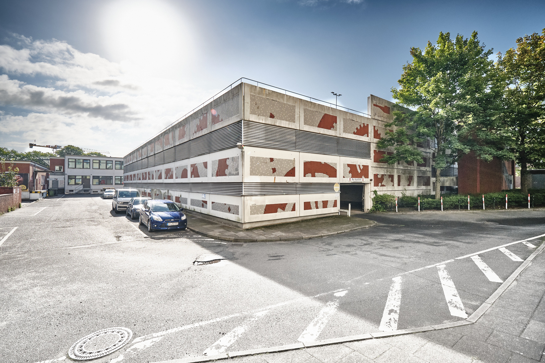 Direkt vom Eigentümer: heller & freundlicher Eckladen mit großer Schaufensterfront - EKZ M Mannshardstraße Parkhaus