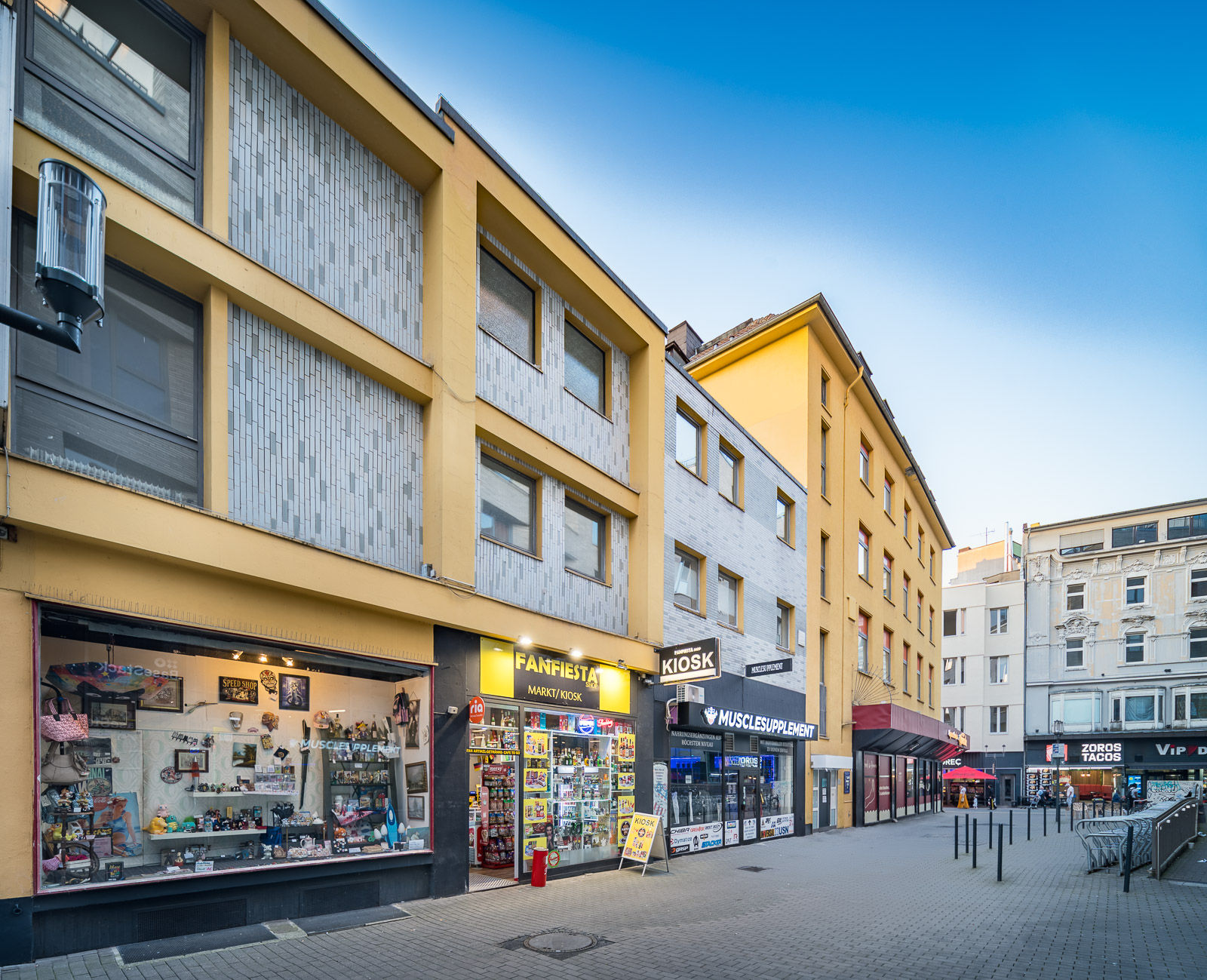 Direkt vom Eigentümer: lichtdurchflutete Verkaufsfläche mit breiter Fensterfront in 1A-Lage - Seitenansicht
